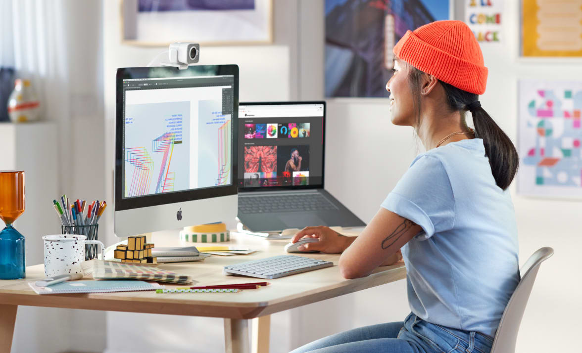 ロジクール製品を使って作業をするSTEMに携わる女性